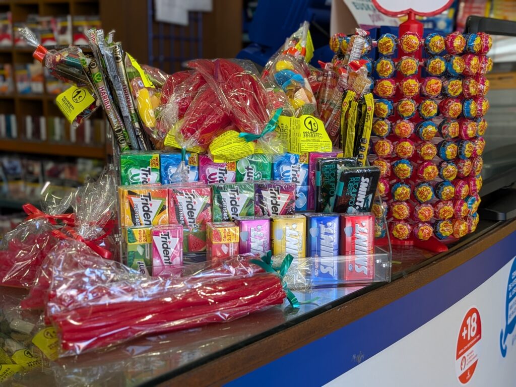 Golosinas, caramelos y chicles en el mostrador del Estanco Burlada Nº4